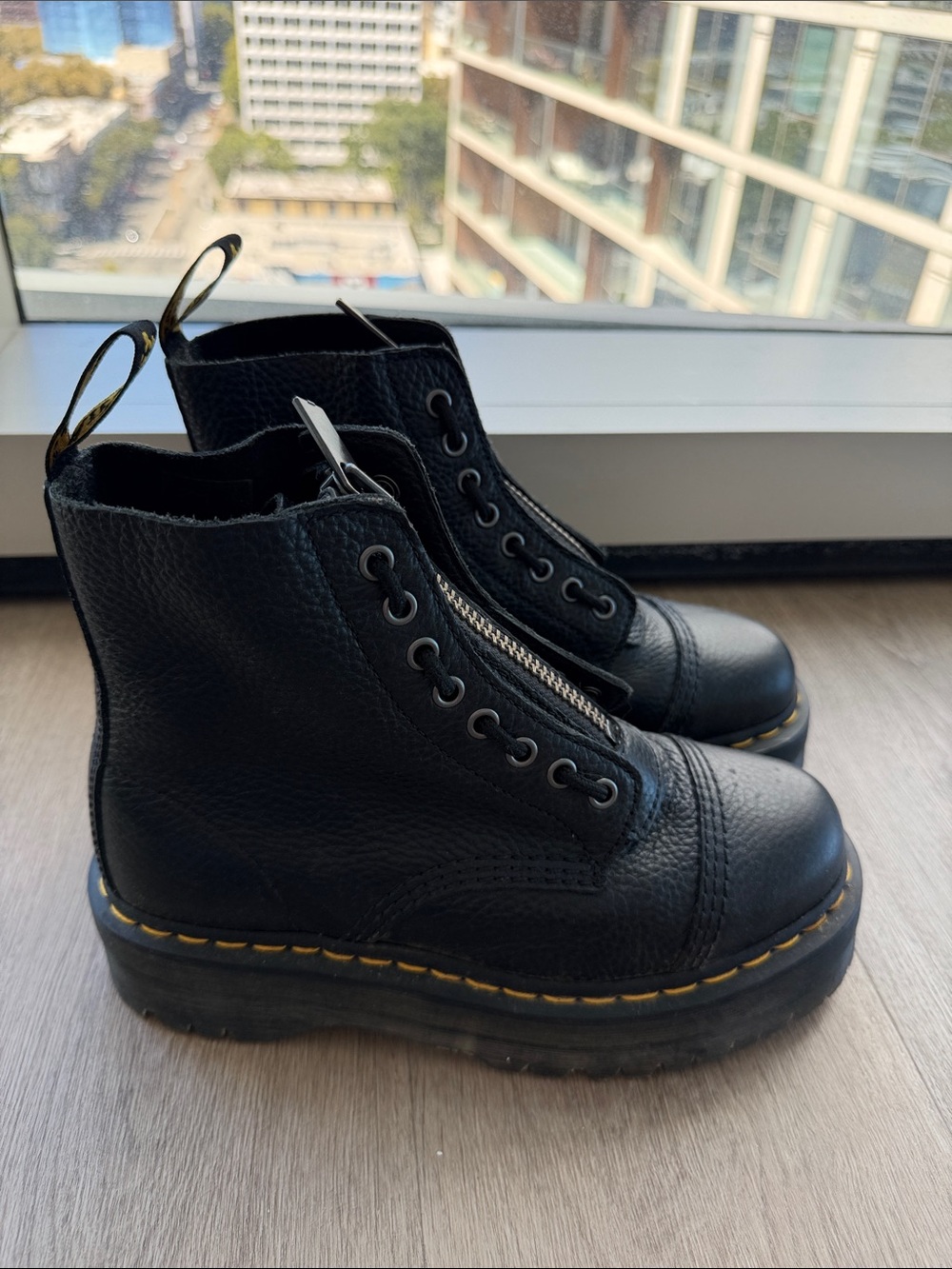 Dr. Martens SINCLAIR
Milled Nappa Leather Platform Boots